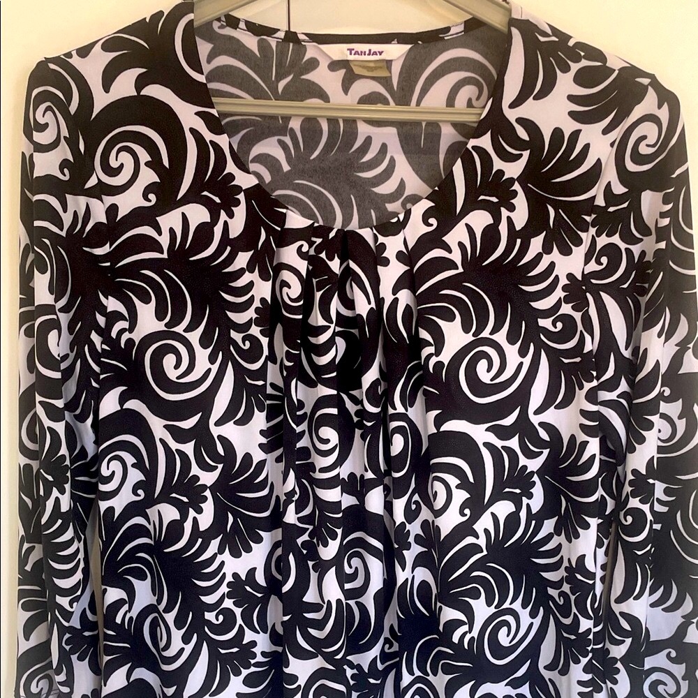 Black and White Patterned Women's Top - Lined at the front. Small